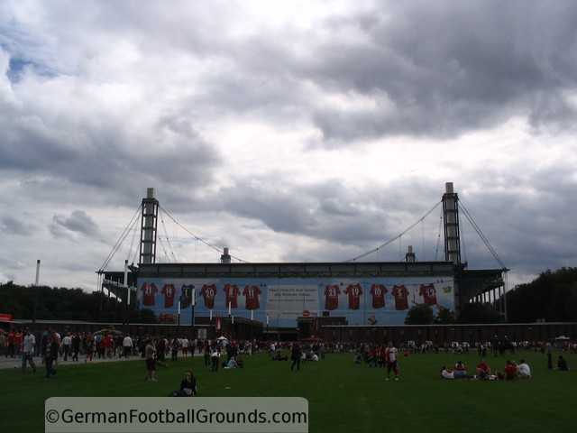 Fc Köln Stadion / 1 Fc Koln Fans Im Rheinenergie Stadion